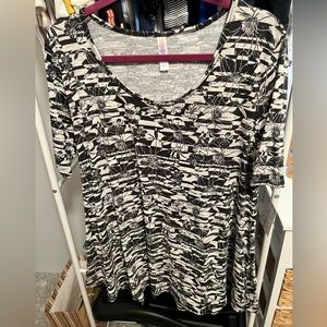 NWT! LuLaRoe Perfect Tee - Size L